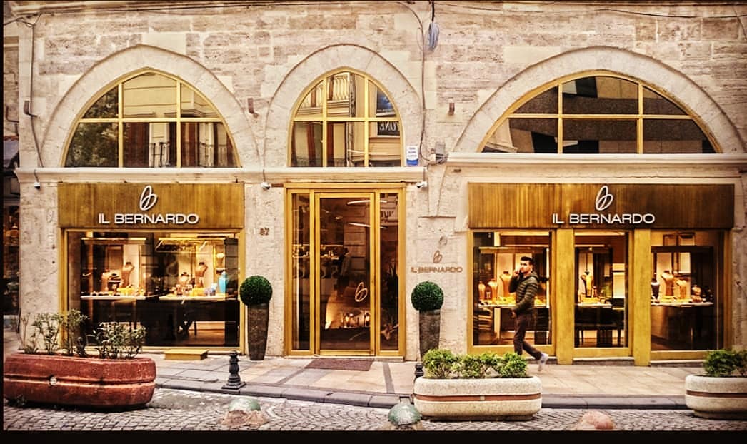 Bernardo Exterior Work — Paris, Fransa